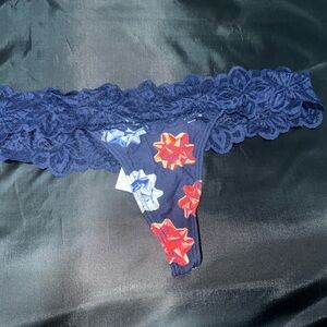 2 pair PINK VICTORIA SECRET THONG PANTIES 
Size large lace wide band nwt